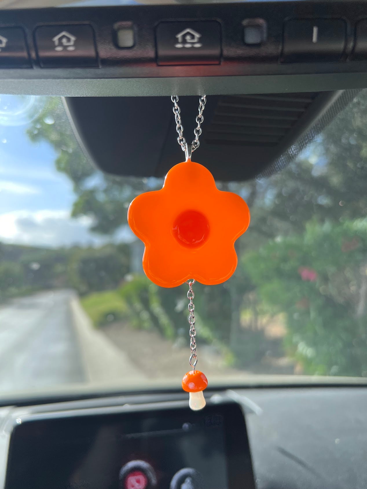 Stained Glass Daisy Car Charm! Cute decoration to either hang in your car or to brighten up your home!