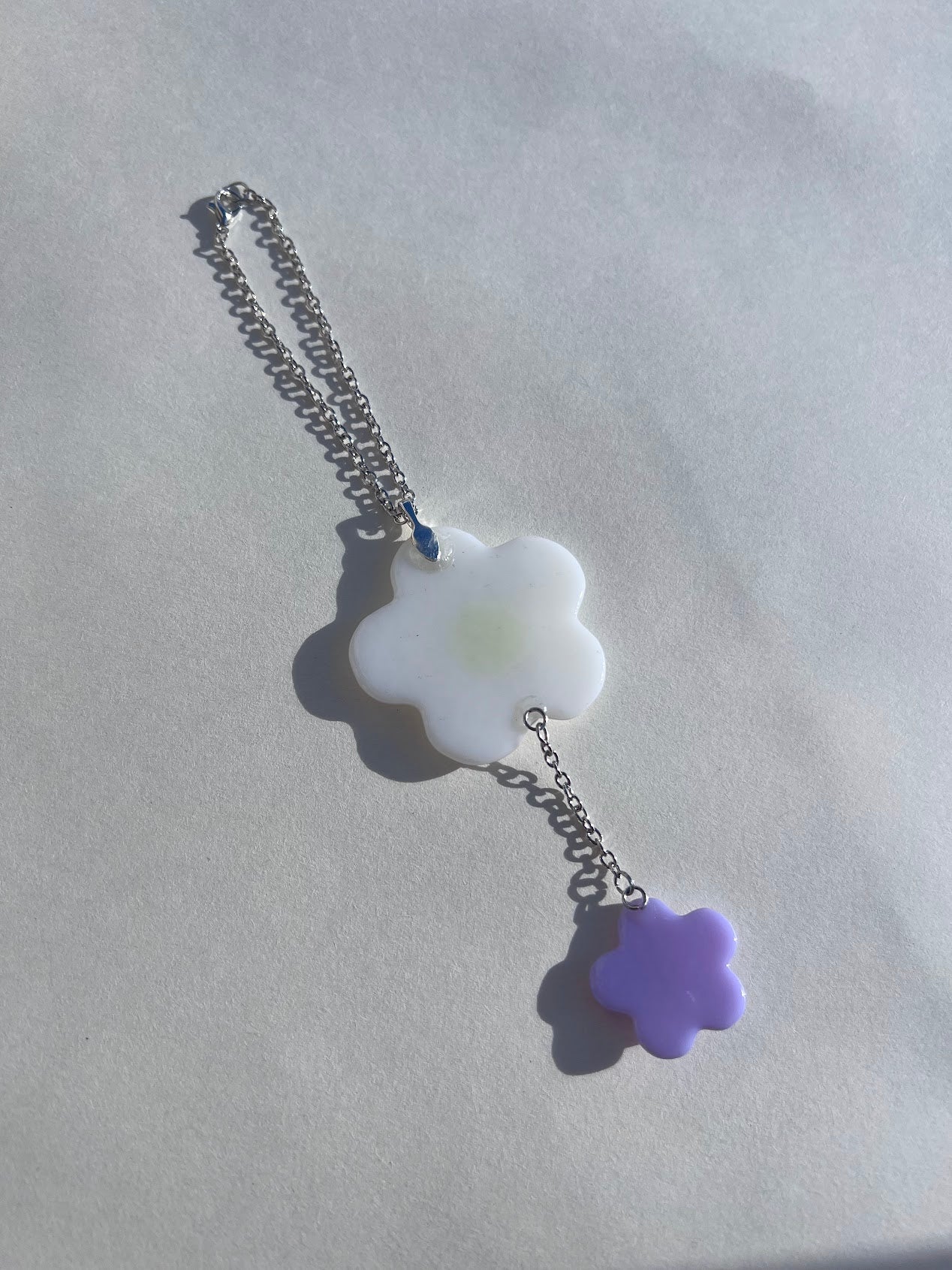 Stained Glass Daisy Car Charm! Cute decoration to either hang in your car or to brighten up your home!