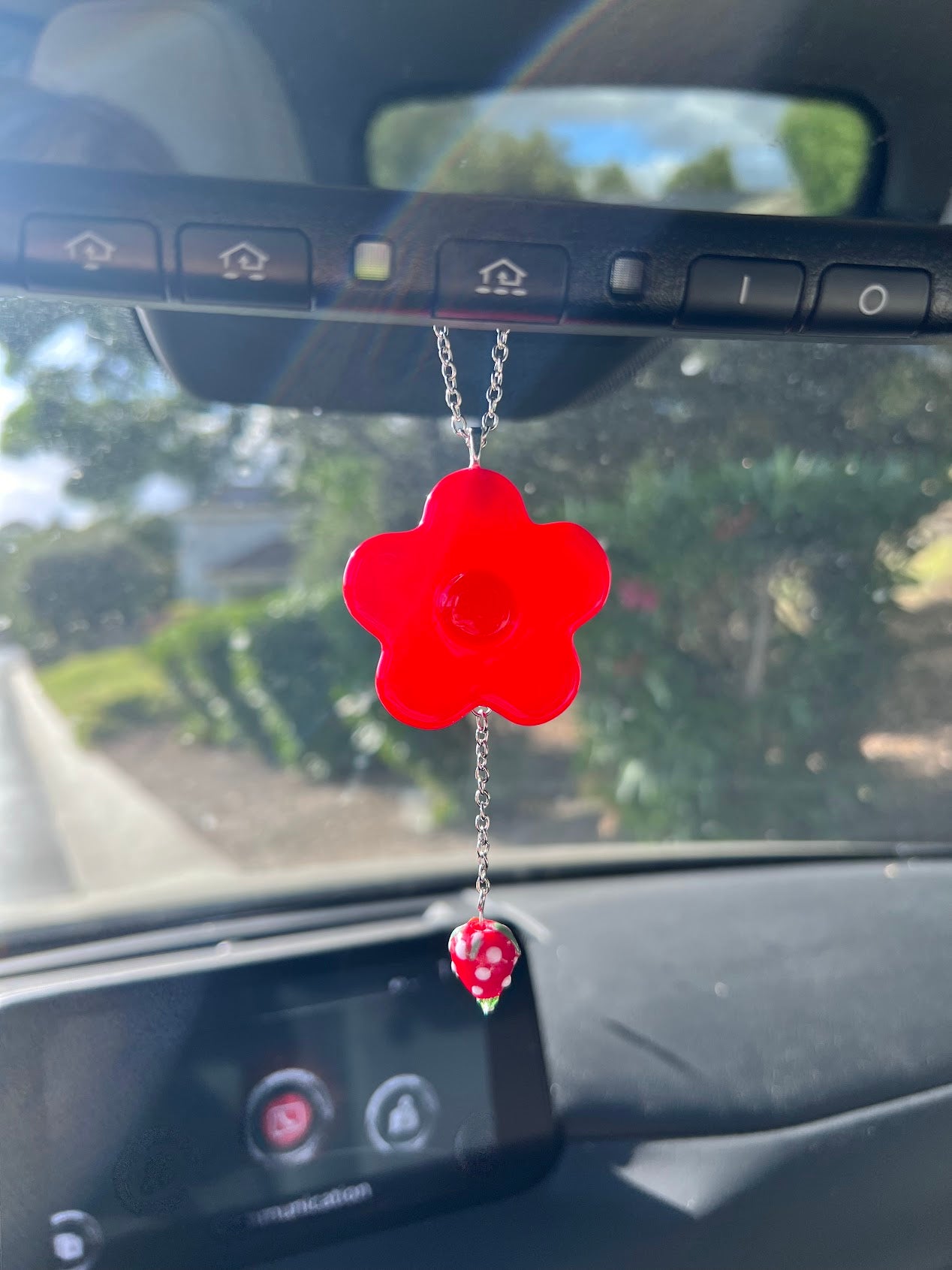 Stained Glass Daisy Car Charm! Cute decoration to either hang in your car or to brighten up your home!